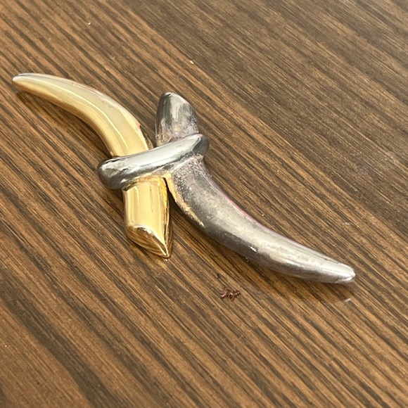 ONE PRE-OWNED VIKINGS HORNS BROOCH/PIN CTM4 - Picture 1 of 2